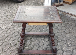 kleiner Tisch antik mit Schnitzereien und Schublade Bild 5