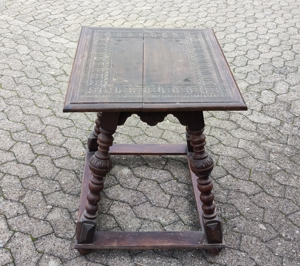 kleiner Tisch antik mit Schnitzereien und Schublade Bild 1