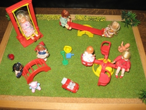 Spielplatz +Spielgeräte v Jean +Puppen Puppenstube-Puppenhaus-Puppenmöbel Bild 2