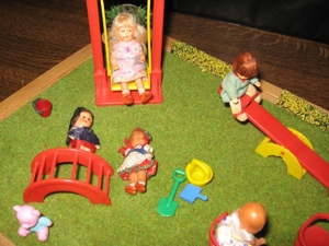 Spielplatz +Spielgeräte v Jean +Puppen Puppenstube-Puppenhaus-Puppenmöbel Bild 5