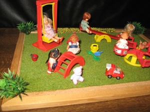 Spielplatz +Spielgeräte v Jean +Puppen Puppenstube-Puppenhaus-Puppenmöbel Bild 4