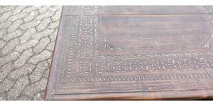 kleiner Tisch antik mit Schnitzereien und Schublade Bild 4