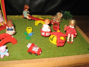 Spielplatz +Spielgeräte v Jean +Puppen Puppenstube-Puppenhaus-Puppenmöbel Bild 3