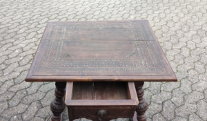 kleiner Tisch antik mit Schnitzereien und Schublade Bild 6