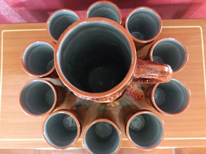 Hoher Keramikweinkrug mit 10 Becher Bild 2