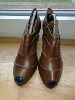 Braune Ankle Boots mit Cut Out, neuwertig, von Zara Woman Bild 2