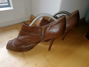 Braune Ankle Boots mit Cut Out, neuwertig, von Zara Woman Bild 1