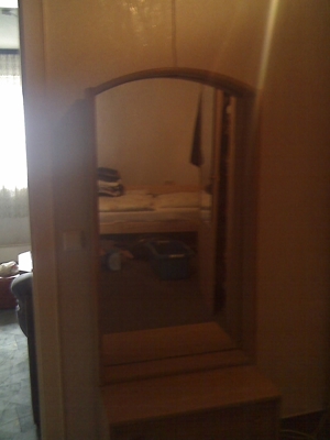 Helle Schlafzimmer Kommode mit Spiegel. Bild 2