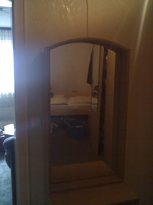 Helle Schlafzimmer Kommode mit Spiegel. Bild 3