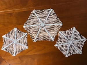 Handgefertigte Häkeldeckchen.