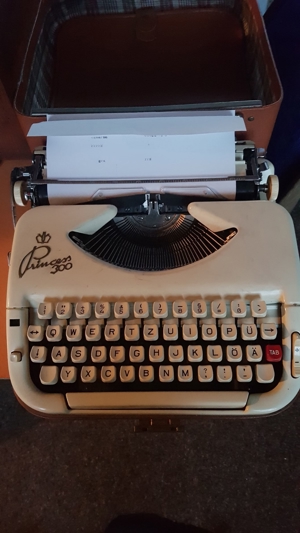Alte Schreibmaschine Princess 300 im Koffer