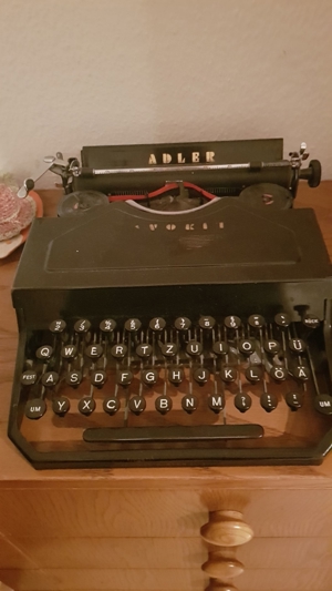 Alte Schreibmaschine Adler Bild 1