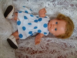 Nostalgische Puppe mit Kleidern - Bild 3