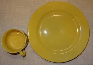 CF Speiseteller flach x1 Kaffeetasse x1; 2 Stück Porzellanteile ocker gut erhalten Porzellan