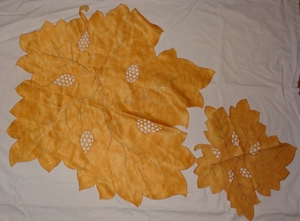 TWG Tischdecke Mitteldecke 2Stk Blattform 84  4 2cm Dekor Herbstlaub Stickereien sehr gut erhalten