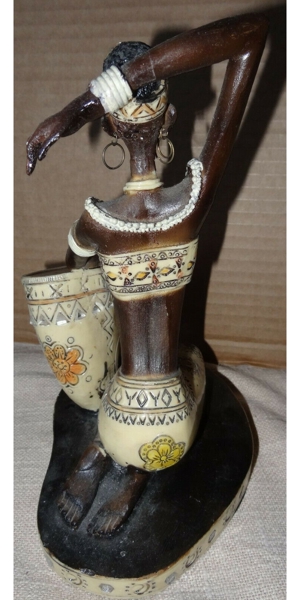 DL Dekoration Afrikansiche Kunst kniende Frau mit Trommel kurze Zeit genutzt einwandfrei erhalten Bild 2
