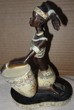 DL Dekoration Afrikansiche Kunst kniende Frau mit Trommel kurze Zeit genutzt einwandfrei erhalten Bild 4