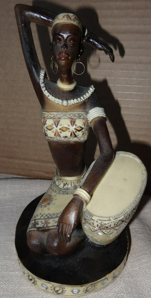 DL Dekoration Afrikansiche Kunst kniende Frau mit Trommel kurze Zeit genutzt einwandfrei erhalten Bild 1