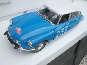 1 18 Modellauto Citroen-- 8 x 2 CV -- 1 x DS 19---siehe die Fotos