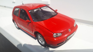 1:18 Modellauto--VW Golf GTI--Rot und blau Revell