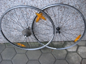 Für Rennrad: sportlicher Rädersatz 28" für vorne und hinten, Sättel, Shimano 105 Bremsen, Schaltung Bild 1