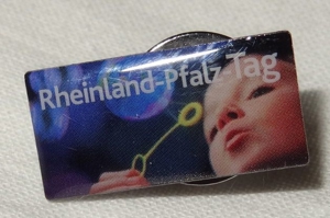 D Anstecker Pin Button Rheinland-Pfalz Tag 2x1cm unbenutzt einwandfrei erhalten Andenken Sammeln