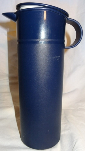 XD Tupperware Kanne mit Deckel 1L Saftkanne Milchkanne dunkelblau wenig gebraucht Kanne Haushalt