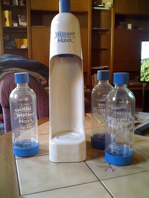 Wasser Maxx mit 3 Flaschen und Kohlensäure Patrone.