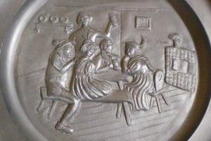 Zinn- oder Bleiwandteller (Motiv: Trinkgelage) Bild 2
