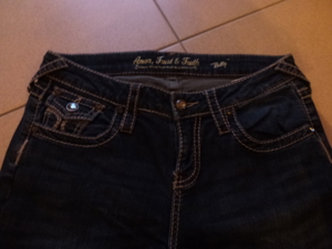 Jeans v. Amor Trust & Truth Bild 3