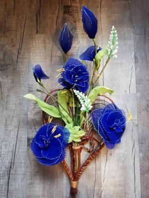 Gesteck aus Nylonblumen mit Aufhänger, verschiedene Farben 