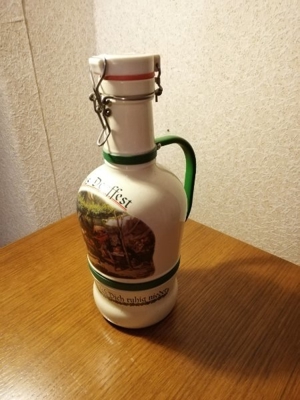 Bierflasche aus Keramik "Das Dorffest" mit Bügelverschluss Bild 2