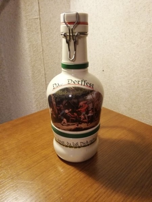 Bierflasche aus Keramik "Das Dorffest" mit Bügelverschluss