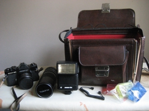 alte analoge Spiegelreflex-Kamera mit Zubehör und Tasche Bild 8