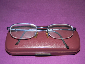 Fernbrille von Apollo Optik für Damen , mit hellblauem Gestell und Etui Bild 5