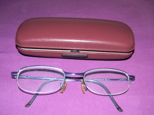 Fernbrille von Apollo Optik für Damen , mit hellblauem Gestell und Etui Bild 1