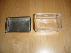 Eine Glas Schatulle mit Metalldeckel gewölbt Maße74mmX40mmX50mm vom Jahr ca.1920 Bild 9
