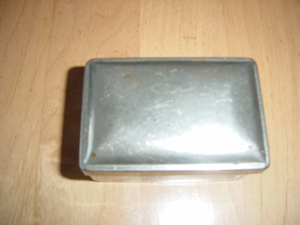 Eine Glas Schatulle mit Metalldeckel gewölbt Maße74mmX40mmX50mm vom Jahr ca.1920 Bild 3