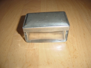 Eine Glas Schatulle mit Metalldeckel gewölbt Maße74mmX40mmX50mm vom Jahr ca.1920 Bild 2