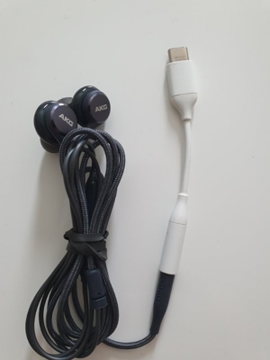 Kopfhörer von AKG +USB Typ C Audioadapter Neuwertig 