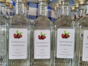 Kirschwasser, Kirschschnaps aus Streuobstanbau