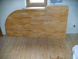 Schreibtisch aus Holz mit besonderer Form Bild 2