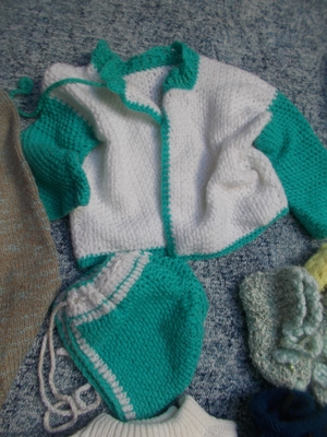 Babysachen gehäkelt, Jacke, Mütze, Schuhe, Handschuhe Bild 4