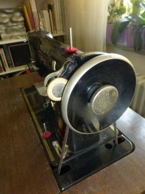 Antike Nähmaschine auf Tisch Singer 250 G Bild 3