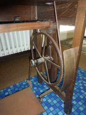 Antike Nähmaschine auf Tisch Singer 250 G Bild 4
