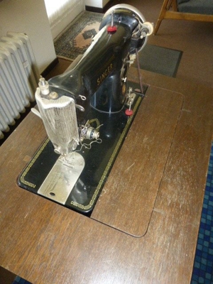 Antike Nähmaschine auf Tisch Singer 250 G Bild 6