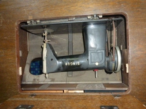 Antike Nähmaschine auf Tisch Singer 250 G Bild 8