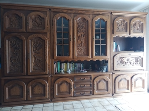 Schöner, hochwertiger Wohnzimmerschrank mit geschnitzten Türen Bild 1