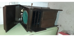 Gramophonschrank mit funktionierendem Grammophon und vielen Schelackplatten Bild 2