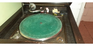 Gramophonschrank mit funktionierendem Grammophon und vielen Schelackplatten Bild 1